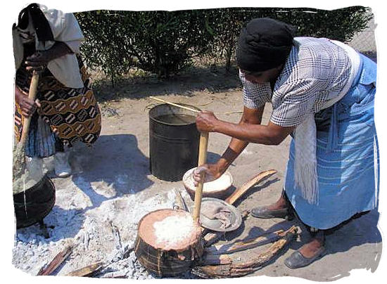 Traditional way of cooking mieliepap (maize porridge) - South Africa's Traditional African Food