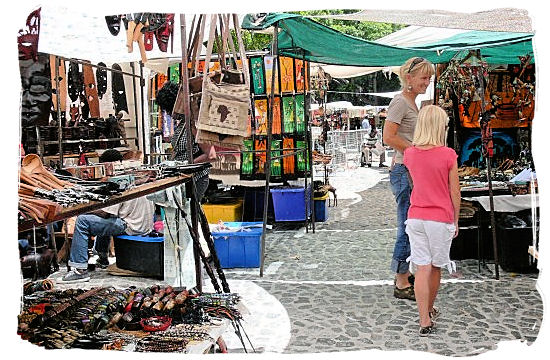 Greenmarket Square in Cape town, home to one of South Africa´s greatest African arts and Crafts markets - City of Cape Town South Africa, Tours and Travel Guides