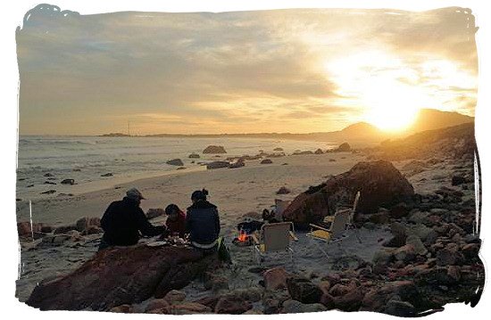 Sunset family braai on the beach - South African barbecue tips and ideas