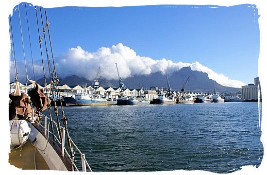  When the South Easter blows, the tablecloth is on the table (clouds on Table Mountain) - Cape Town weather forecast, South Africa weather facts